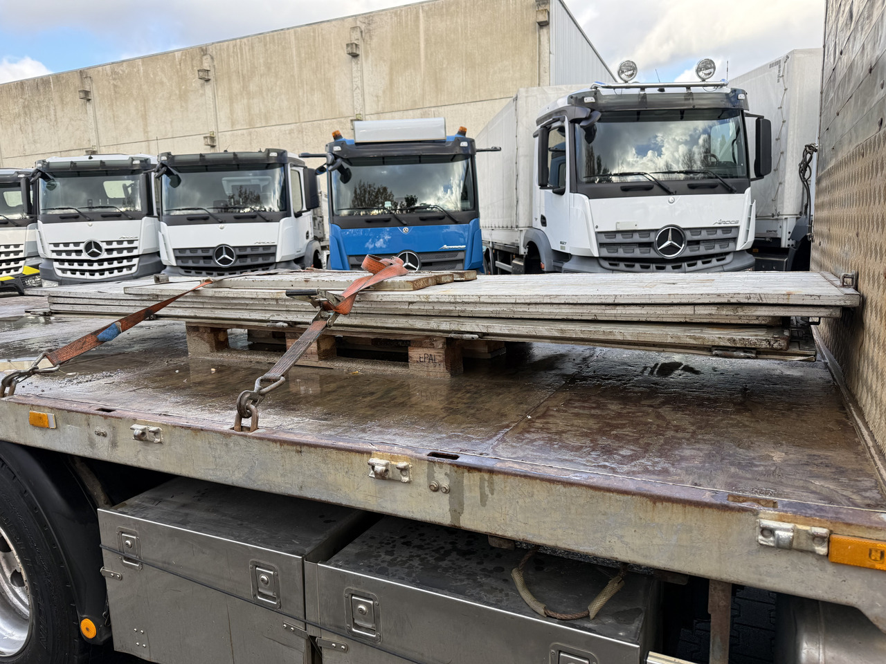 Mercedes-Benz Actros 2535 6X2 HMF 2420 bis 25 Meter - Xe tải thùng lửng/ Phẳng, Xe cẩu tự hành: hình 2 Mercedes-Benz Actros 2535 6X2 HMF 2420 bis 25 Meter - Xe tải thùng lửng/ Phẳng, Xe cẩu tự hành: hình 2