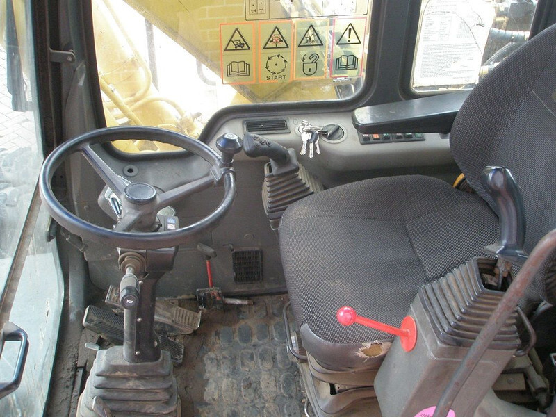 Máy xúc bánh lốp Komatsu PW 130ES-6K: hình 8 Máy xúc bánh lốp Komatsu PW 130ES-6K: hình 8