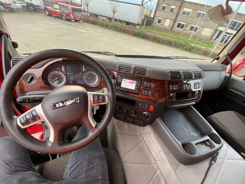 Interior photo 2: Xe tải hộp DAF CF400 / CURTAIN SAILS / BIG PLATFORM 2500 KG / DEB / NAVI / FULL-AIR / LWDS / ACC / AUTOMATIC / EURO-6 / 2015
