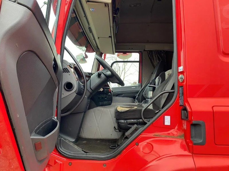 Interior photo 1: Xe tải hộp DAF CF400 / CURTAIN SAILS / BIG PLATFORM 2500 KG / DEB / NAVI / FULL-AIR / LWDS / ACC / AUTOMATIC / EURO-6 / 2015