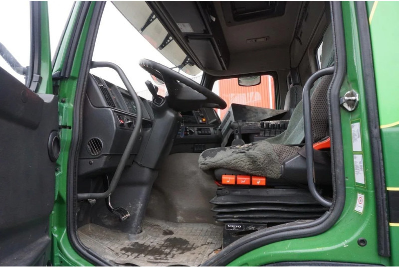 Interior photo 1: Xe tải chở thùng nhỏ Volvo FM12-420 / ENGINE RUNNING / 4X4 / HYDRAULICS / BIG AXLE / ONLY:510426 KM / FULL STEEL / EURO-3 / 2001