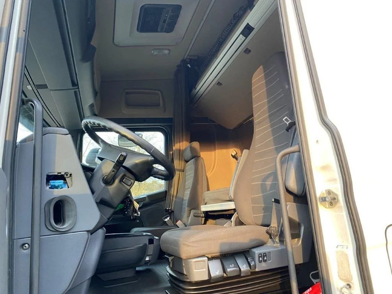 Interior photo 1: Xe đầu kéo Scania R520 / RETARDER / DOUBLE TANK / AUTOMATIC / PARK-COOL / EURO-6 / 2015