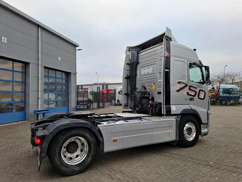 Volvo FH16-750 / RETARDER / DOUBLE TANK / TUV:17-09-2026 / XENON / FRIDGE / ALCOA / LEATHER / AUTOMATIC / EURO-5 / 2012 - Xe đầu kéo: hình 5 Volvo FH16-750 / RETARDER / DOUBLE TANK / TUV:17-09-2026 / XENON / FRIDGE / ALCOA / LEATHER / AUTOMATIC / EURO-5 / 2012 - Xe đầu kéo: hình 5