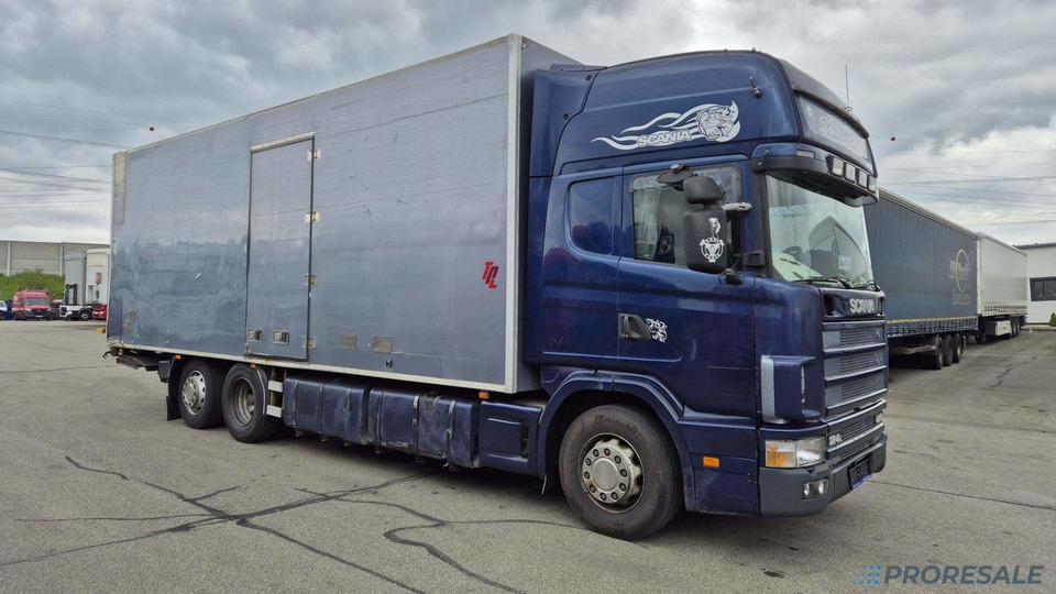 SCANIA R124 LB 6X2 EURO 3 - skříňový + hydraulické čelo - Xe tải hộp: hình 1 SCANIA R124 LB 6X2 EURO 3 - skříňový + hydraulické čelo - Xe tải hộp: hình 1