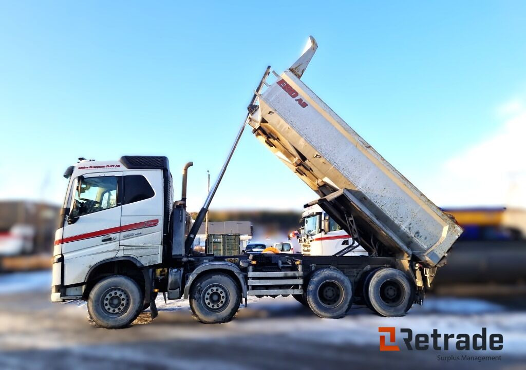 Robust og klar tippbil – Volvo FH16 650 8x4 med tipp og hengeropplegg - Xe ben: hình 1 Robust og klar tippbil – Volvo FH16 650 8x4 med tipp og hengeropplegg - Xe ben: hình 1