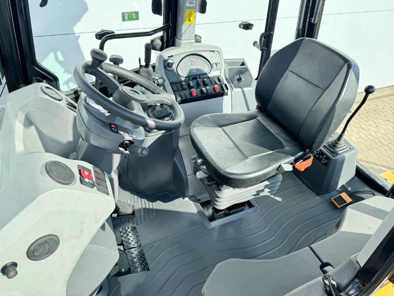Cat 424 4WD - Hammer Lines / Airco - Máy xúc trước múc sau: hình 5 Cat 424 4WD - Hammer Lines / Airco - Máy xúc trước múc sau: hình 5