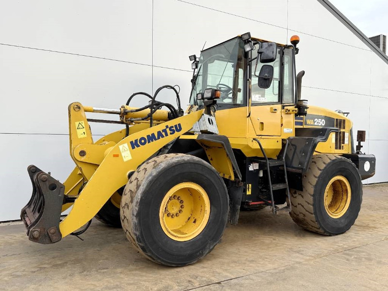 Komatsu WA250-5 - Dutch Machine / 3rd Function / Auto Lube - Máy xúc lật bánh lốp: hình 2 Komatsu WA250-5 - Dutch Machine / 3rd Function / Auto Lube - Máy xúc lật bánh lốp: hình 2
