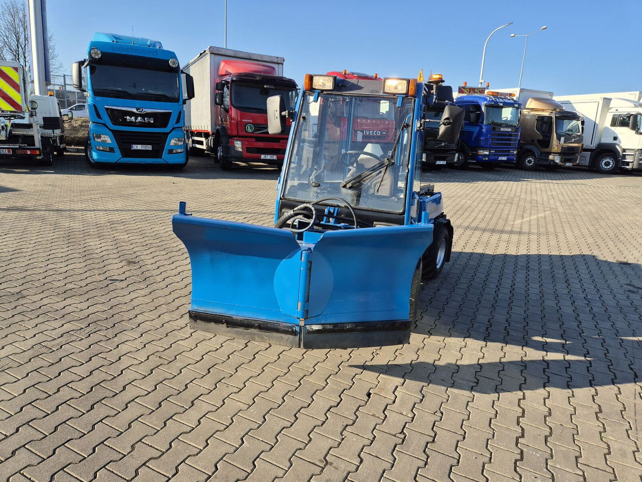 Holder C245 4WD / Tool carrier / Snow plow / PTO Front AN D Rear / 4X4 / - Máy cày đa dụng: hình 3 Holder C245 4WD / Tool carrier / Snow plow / PTO Front AN D Rear / 4X4 / - Máy cày đa dụng: hình 3