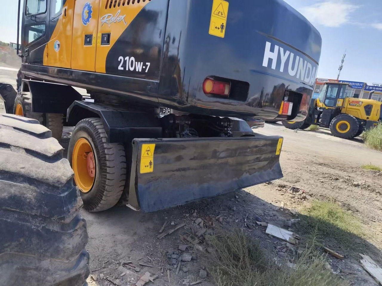 Hyundai R210-7 - Máy xúc bánh lốp: hình 5 Hyundai R210-7 - Máy xúc bánh lốp: hình 5
