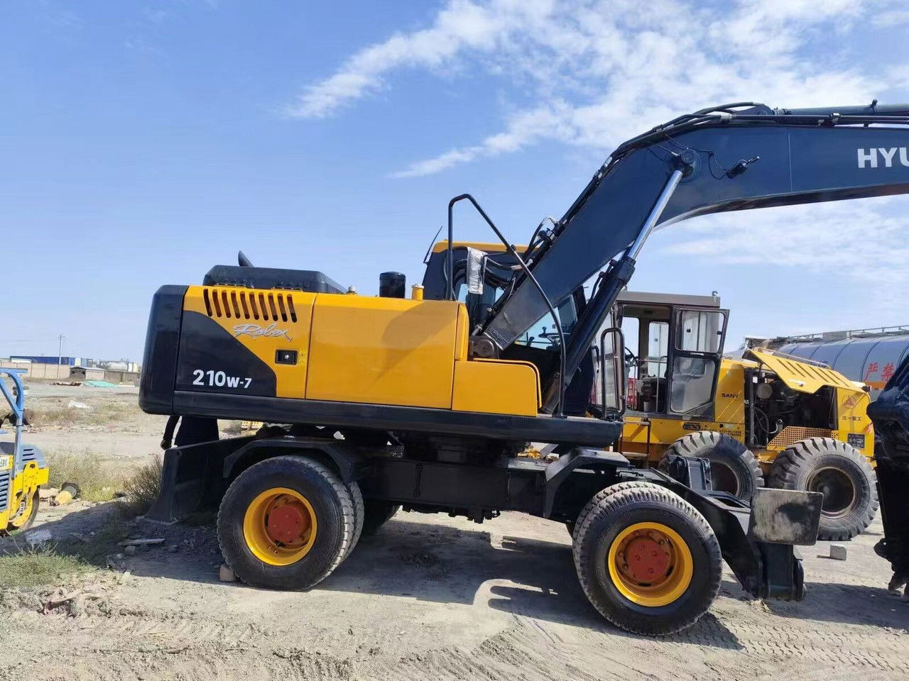 Hyundai R210-7 - Máy xúc bánh lốp: hình 1 Hyundai R210-7 - Máy xúc bánh lốp: hình 1
