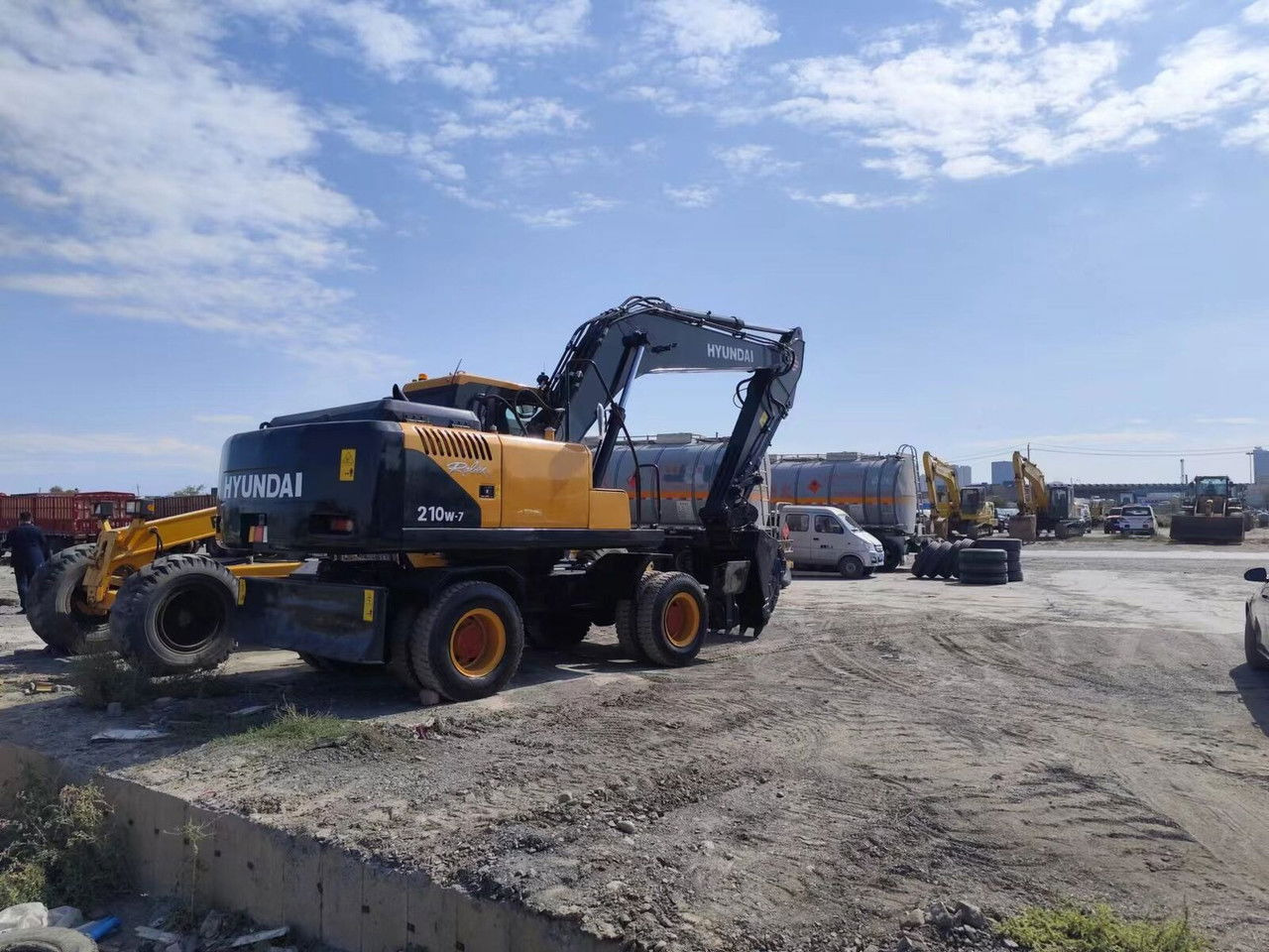 Hyundai R210-7 - Máy xúc bánh lốp: hình 4 Hyundai R210-7 - Máy xúc bánh lốp: hình 4