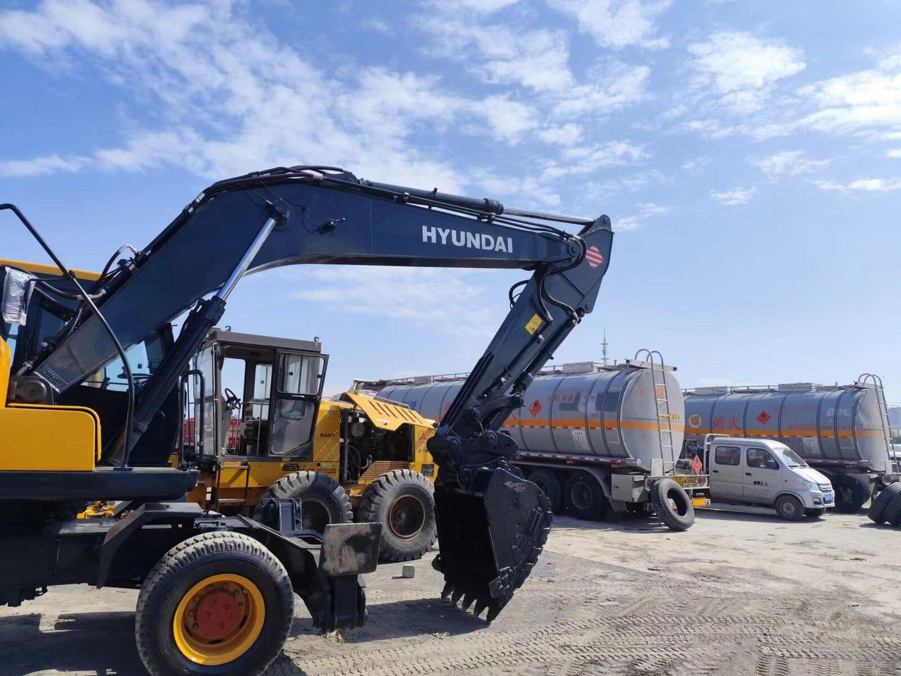 Hyundai R210-7 - Máy xúc bánh lốp: hình 2 Hyundai R210-7 - Máy xúc bánh lốp: hình 2