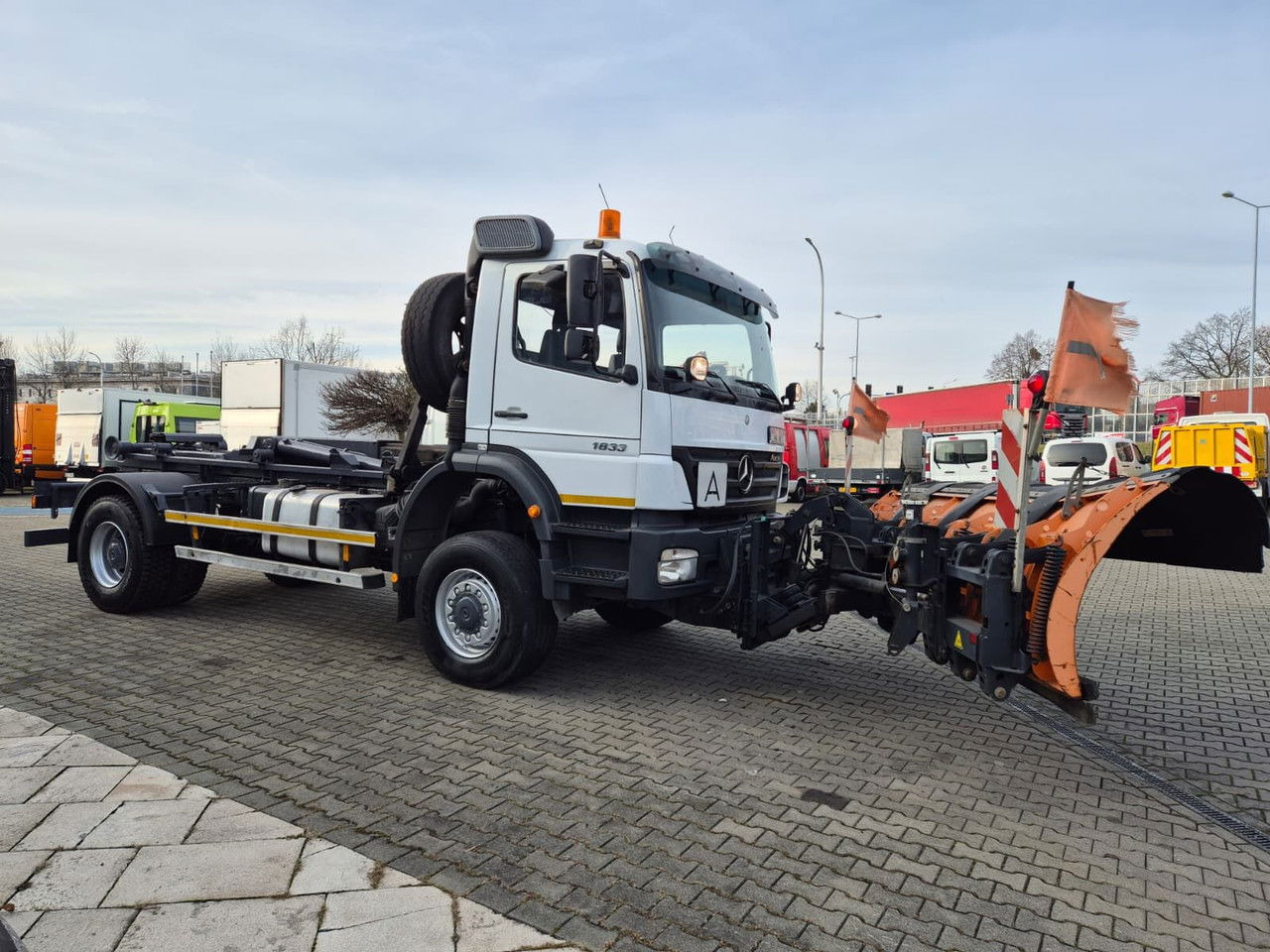 Mercedes-Benz Axor 1833 4X4 / Serviced / Schmidt Plow - Xe tải nâng móc: hình 5 Mercedes-Benz Axor 1833 4X4 / Serviced / Schmidt Plow - Xe tải nâng móc: hình 5