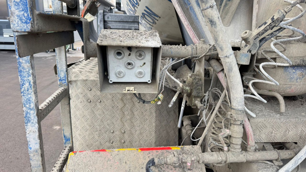 Xe trộn bê tông Iveco Trakker AD340TB45 8x4 mixer 10m3: hình 11 Xe trộn bê tông Iveco Trakker AD340TB45 8x4 mixer 10m3: hình 11