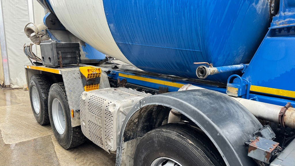 Iveco Trakker AD340TB45 8x4 mixer 9m3 - Xe trộn bê tông: hình 4 Iveco Trakker AD340TB45 8x4 mixer 9m3 - Xe trộn bê tông: hình 4