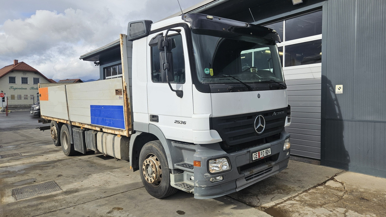 Mercedes-Benz Actros 2536 L 6x2 stake body - lifting axle - Xe tải thùng lửng/ Phẳng: hình 1 Mercedes-Benz Actros 2536 L 6x2 stake body - lifting axle - Xe tải thùng lửng/ Phẳng: hình 1
