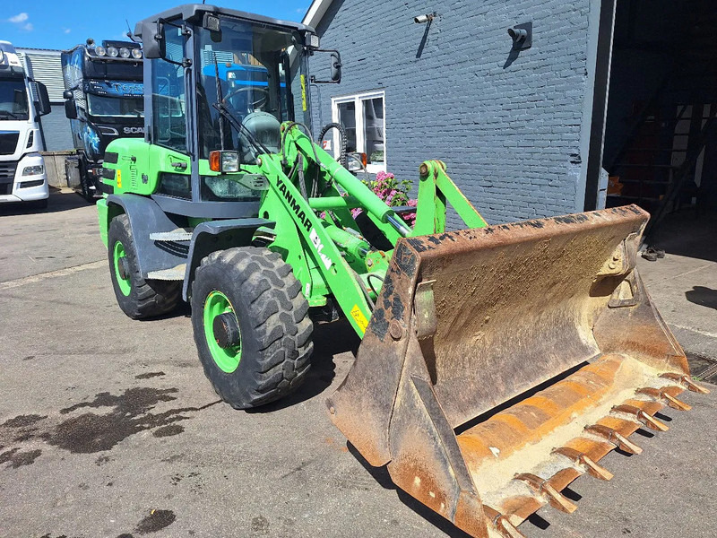 Yanmar V80 - Máy xúc lật mini bánh xích: hình 1 Yanmar V80 - Máy xúc lật mini bánh xích: hình 1
