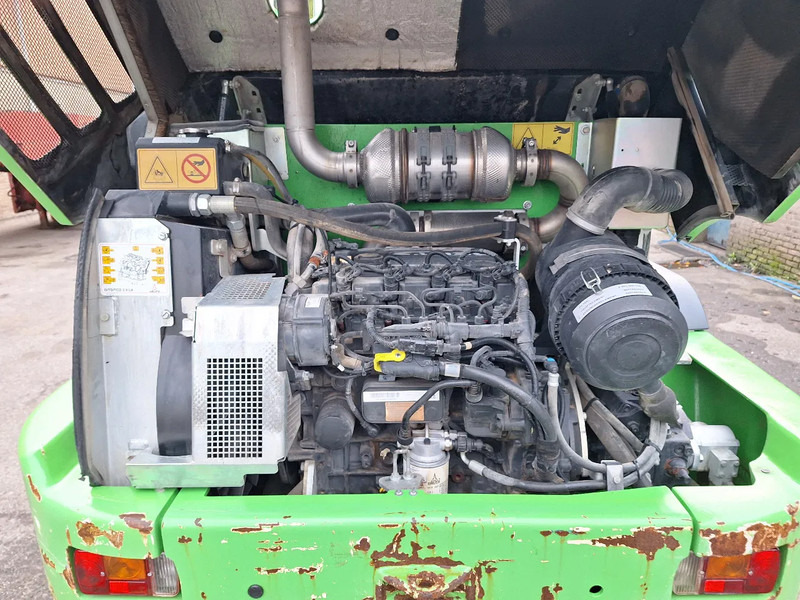 Máy xúc lật mini bánh xích Yanmar V80: hình 7 Máy xúc lật mini bánh xích Yanmar V80: hình 7