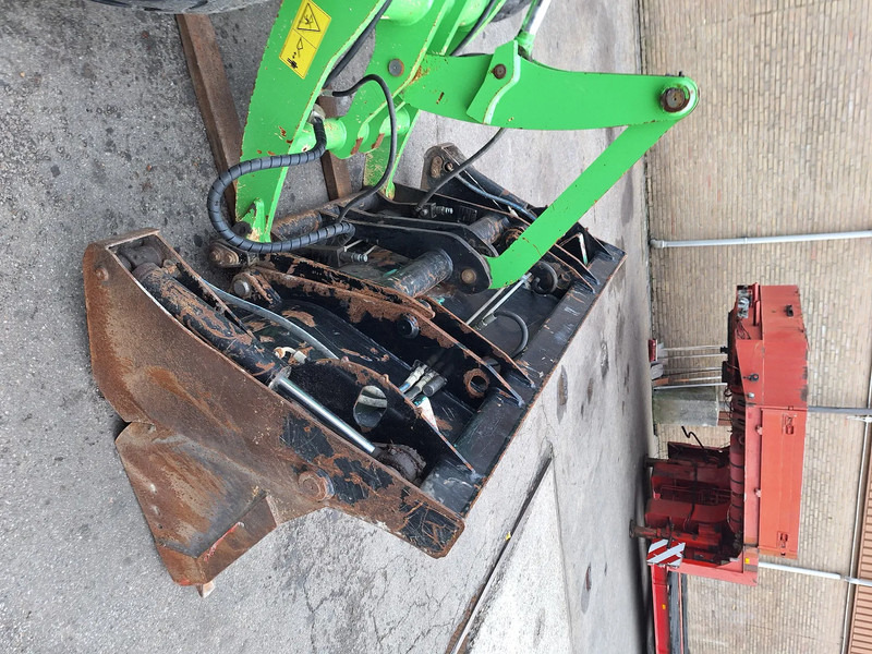 Máy xúc lật mini bánh xích Yanmar V80: hình 18 Máy xúc lật mini bánh xích Yanmar V80: hình 18