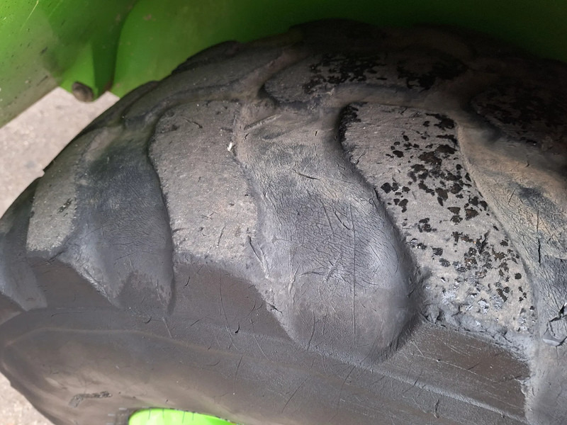 Máy xúc lật mini bánh xích Yanmar V80: hình 11 Máy xúc lật mini bánh xích Yanmar V80: hình 11