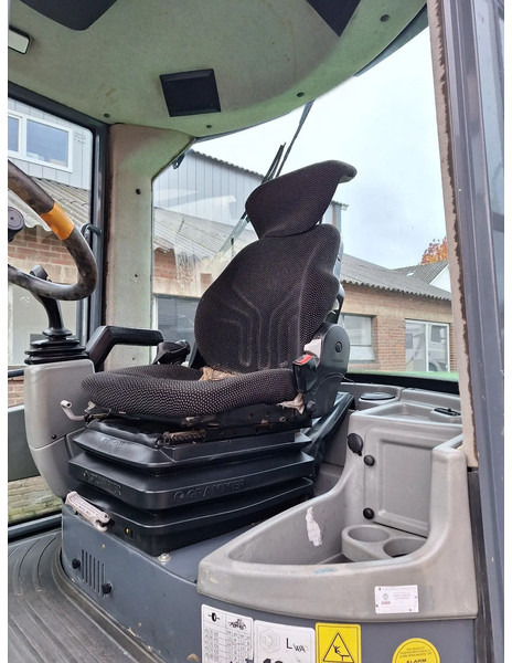 Máy xúc lật mini bánh xích Yanmar V80: hình 13 Máy xúc lật mini bánh xích Yanmar V80: hình 13