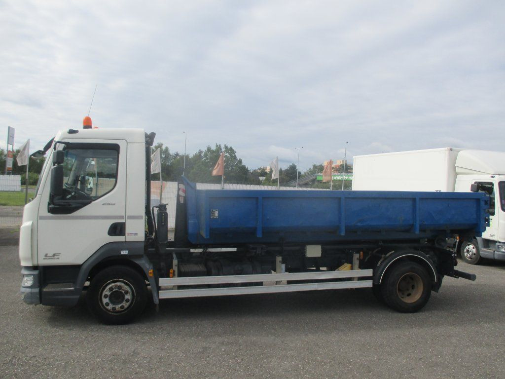 DAF LF 12.250 - Xe tải nâng móc: hình 2 DAF LF 12.250 - Xe tải nâng móc: hình 2