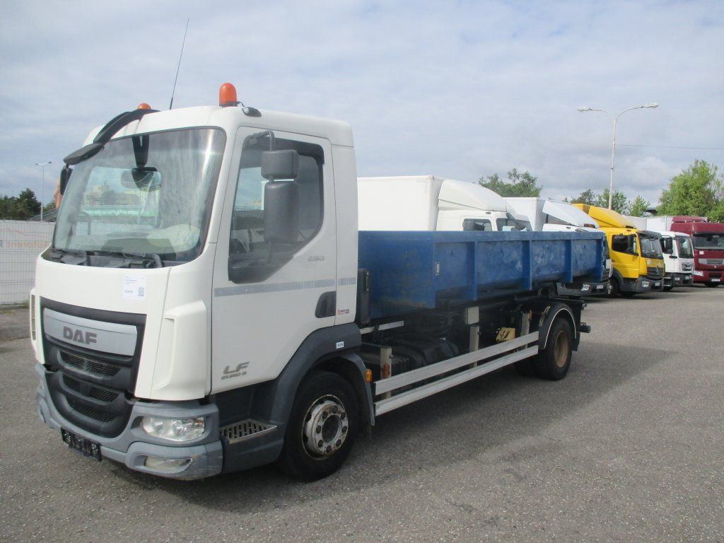 DAF LF 12.250 - Xe tải nâng móc: hình 1 DAF LF 12.250 - Xe tải nâng móc: hình 1