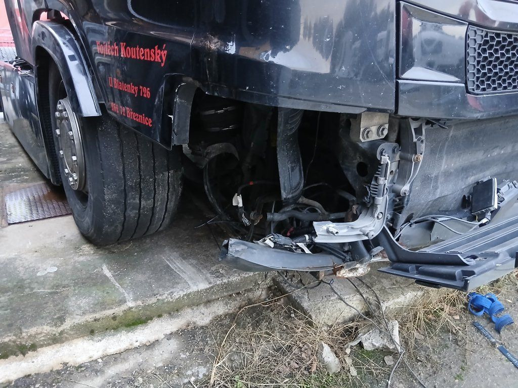 Scania R450 MEGA/lowdeck Unfall / damage - Xe đầu kéo: hình 4 Scania R450 MEGA/lowdeck Unfall / damage - Xe đầu kéo: hình 4