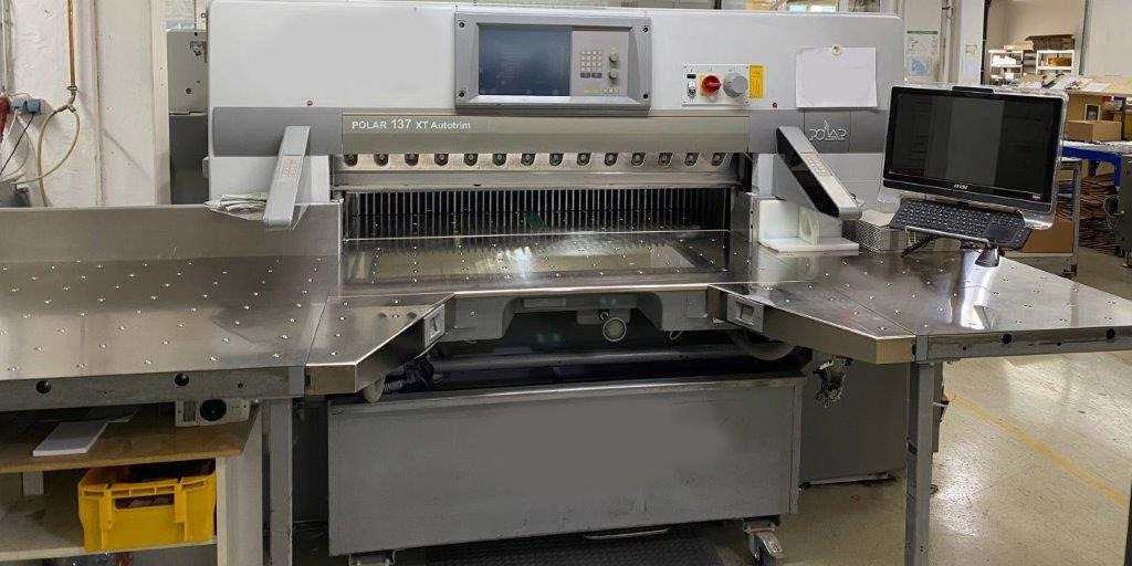 Large sized cutting system Polar 137 XT-AT with stacking lifter, automatic vibrator, scale and optional unloader - Máy cắt giấy: hình 2 Large sized cutting system Polar 137 XT-AT with stacking lifter, automatic vibrator, scale and optional unloader - Máy cắt giấy: hình 2