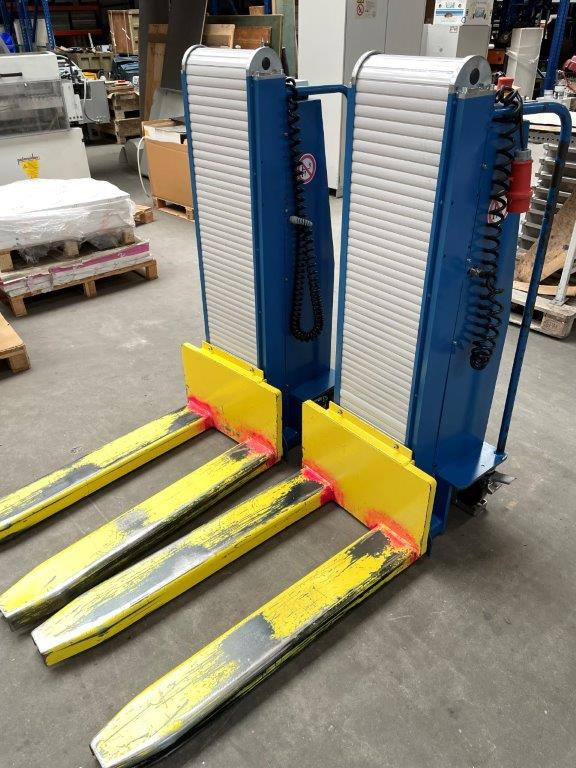 Two electric pallet lifters Butler 1200 - Xe tải nâng pallet: hình 1 Two electric pallet lifters Butler 1200 - Xe tải nâng pallet: hình 1