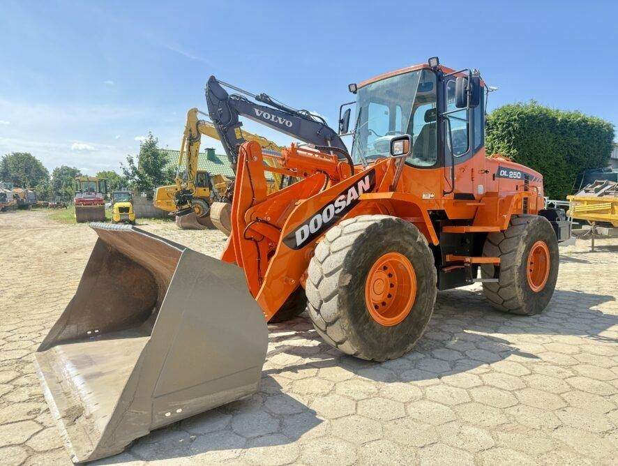 Doosan DL250 - Máy xúc lật bánh lốp: hình 5 Doosan DL250 - Máy xúc lật bánh lốp: hình 5