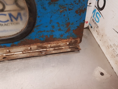 Ford 6610, 10, 600, Tw Q Cab Series, Bottom Rear Glass With Panel 83909609 - Cửa sổ và phụ tùng: hình 4 Ford 6610, 10, 600, Tw Q Cab Series, Bottom Rear Glass With Panel 83909609 - Cửa sổ và phụ tùng: hình 4