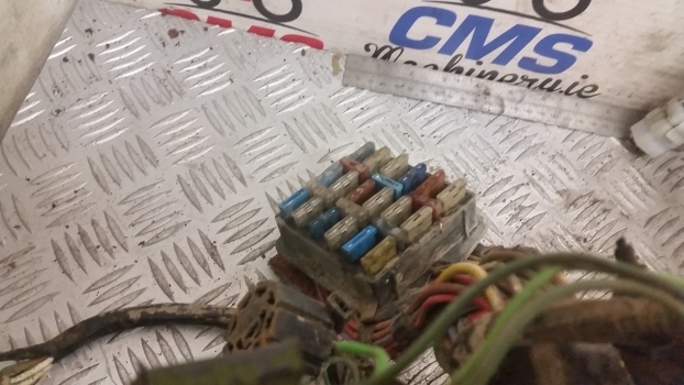 Ford Digger, Backhoe Loader 655, 550, 555 Fuse Box With Cab Electrical Wiring - Cáp/ Dây nịt cho Máy xúc trước múc sau: hình 3 Ford Digger, Backhoe Loader 655, 550, 555 Fuse Box With Cab Electrical Wiring - Cáp/ Dây nịt cho Máy xúc trước múc sau: hình 3