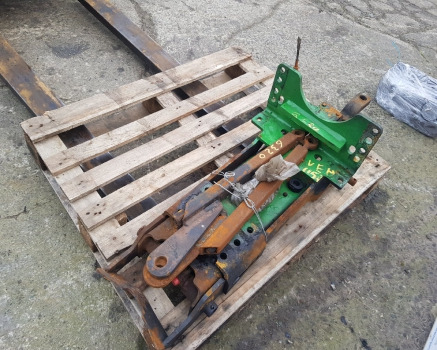 John Deere 6320 Pick Up Hitch Complete Al222240, Al212731, Al170952, Al170953, Al212731 - Khung/ Sườn: hình 5 John Deere 6320 Pick Up Hitch Complete Al222240, Al212731, Al170952, Al170953, Al212731 - Khung/ Sườn: hình 5
