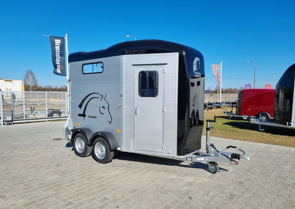 CHEVAL LIBERTÉ Touring Country + siodlarnia | przyczepa dla dwóch koni z rampą z przodu | 2000 kg DMC - Rơ moóc chở ngựa: hình 1 CHEVAL LIBERTÉ Touring Country + siodlarnia | przyczepa dla dwóch koni z rampą z przodu | 2000 kg DMC - Rơ moóc chở ngựa: hình 1