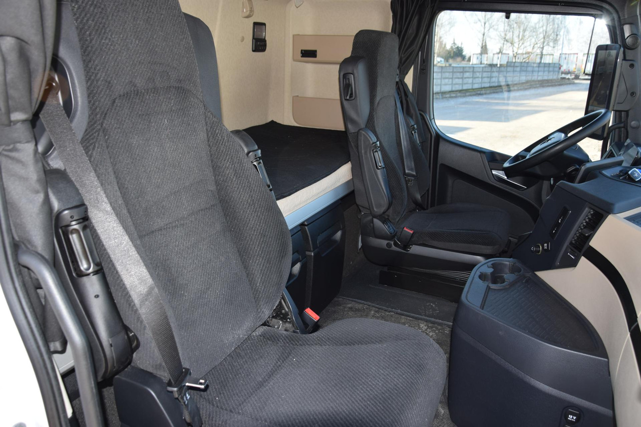 Interior photo 2: Xe đầu kéo Mercedes-Benz Actros 5 1845 BigSpace