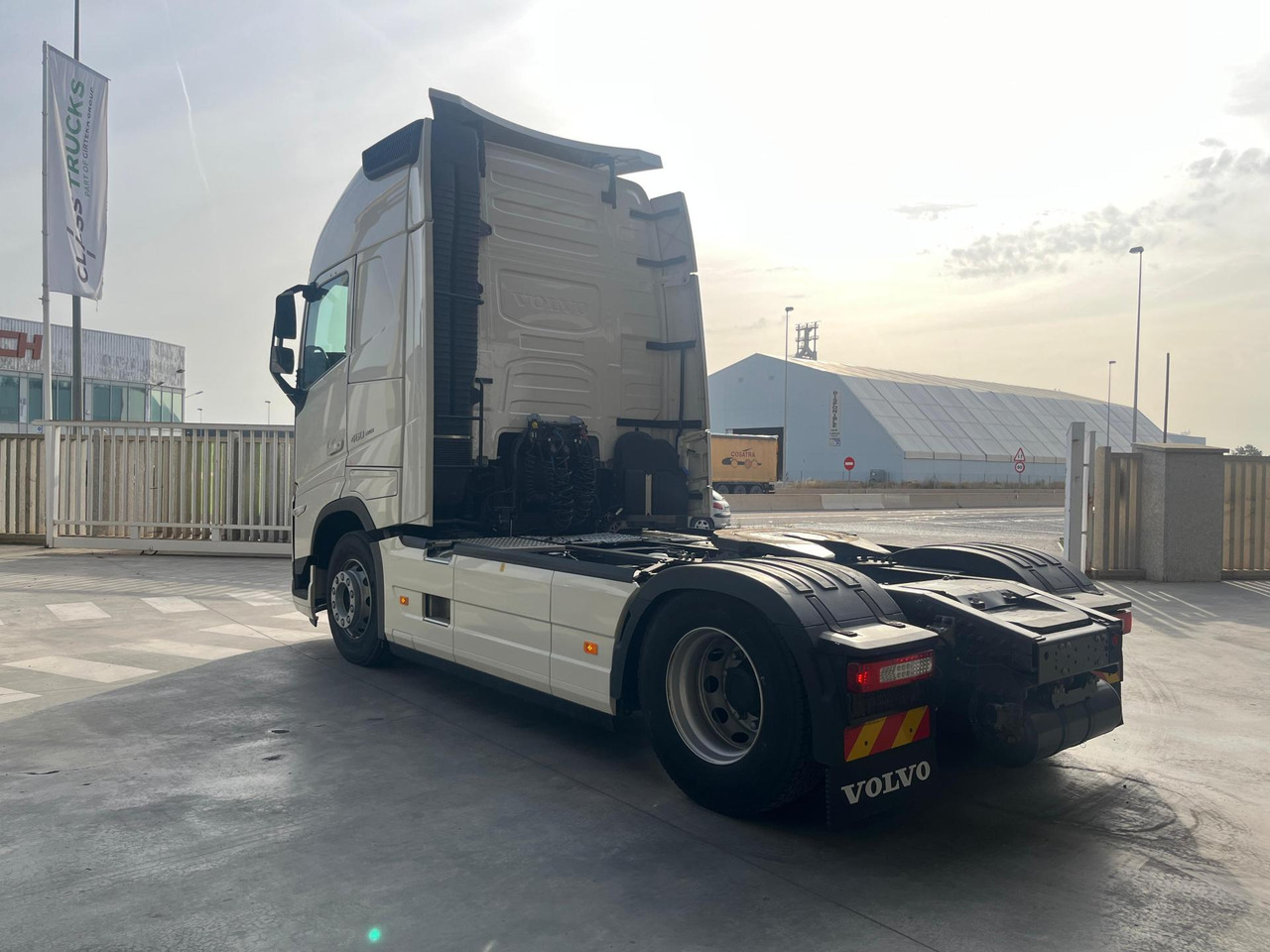 Volvo FH 460 Globetrotter XL i-Save I-ParkCool - Xe đầu kéo: hình 4 Volvo FH 460 Globetrotter XL i-Save I-ParkCool - Xe đầu kéo: hình 4