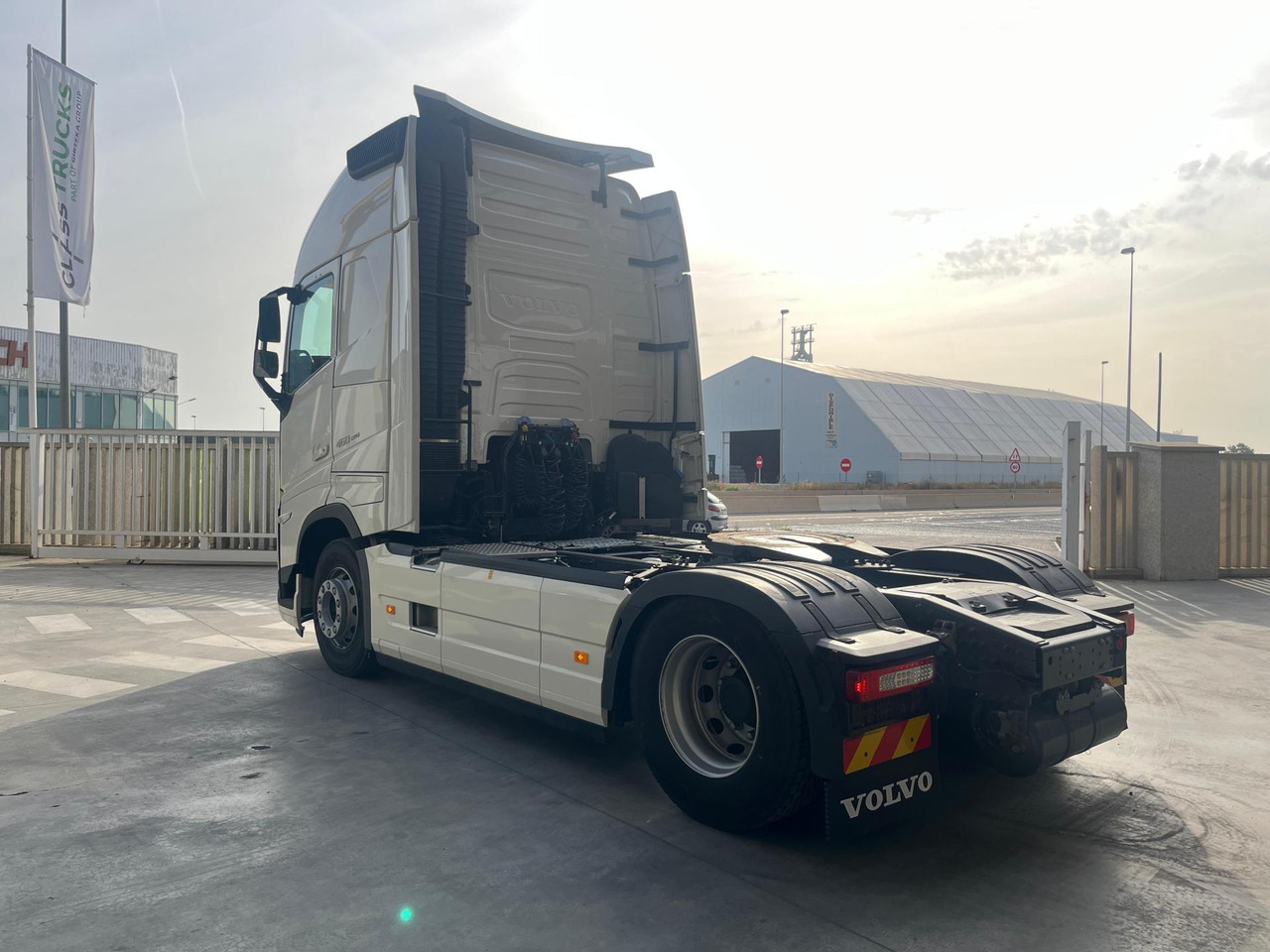 Volvo FH 460 Globetrotter XL i-Save I-ParkCool - Xe đầu kéo: hình 4 Volvo FH 460 Globetrotter XL i-Save I-ParkCool - Xe đầu kéo: hình 4