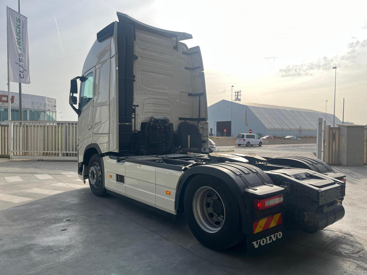 Volvo FH 460 Globetrotter XL i-Save I-ParkCool - Xe đầu kéo: hình 4 Volvo FH 460 Globetrotter XL i-Save I-ParkCool - Xe đầu kéo: hình 4