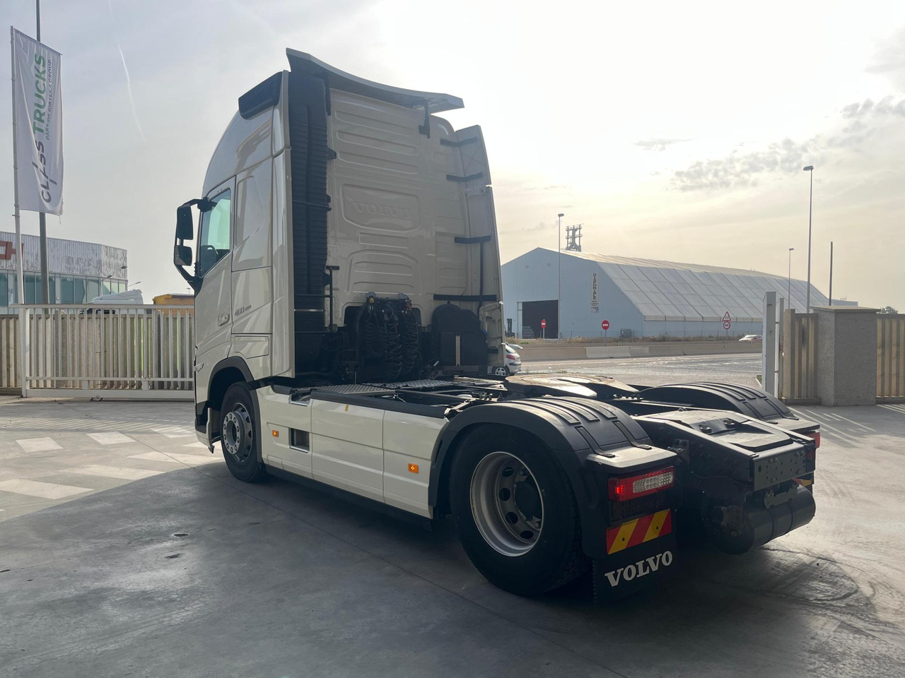 Volvo FH 460 Globetrotter XL i-Save I-ParkCool - Xe đầu kéo: hình 3 Volvo FH 460 Globetrotter XL i-Save I-ParkCool - Xe đầu kéo: hình 3