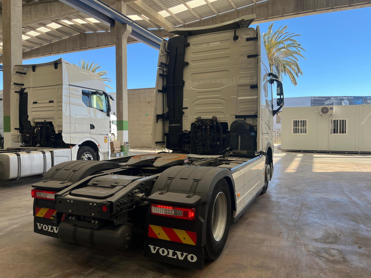Volvo FH 460 Globetrotter XL i-Save I-ParkCool - Xe đầu kéo: hình 4 Volvo FH 460 Globetrotter XL i-Save I-ParkCool - Xe đầu kéo: hình 4