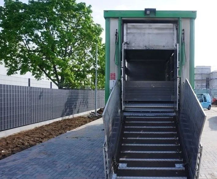 MAN TGS 26.440 ZABUDOWA KABA CAŁA ALUMINIOWA– samochód do transportu zwierząt/koni – 3 pokłady / EURO 5/6X2/PODNOSZONY DACH - Xe tải chở gia súc: hình 5 MAN TGS 26.440 ZABUDOWA KABA CAŁA ALUMINIOWA– samochód do transportu zwierząt/koni – 3 pokłady / EURO 5/6X2/PODNOSZONY DACH - Xe tải chở gia súc: hình 5