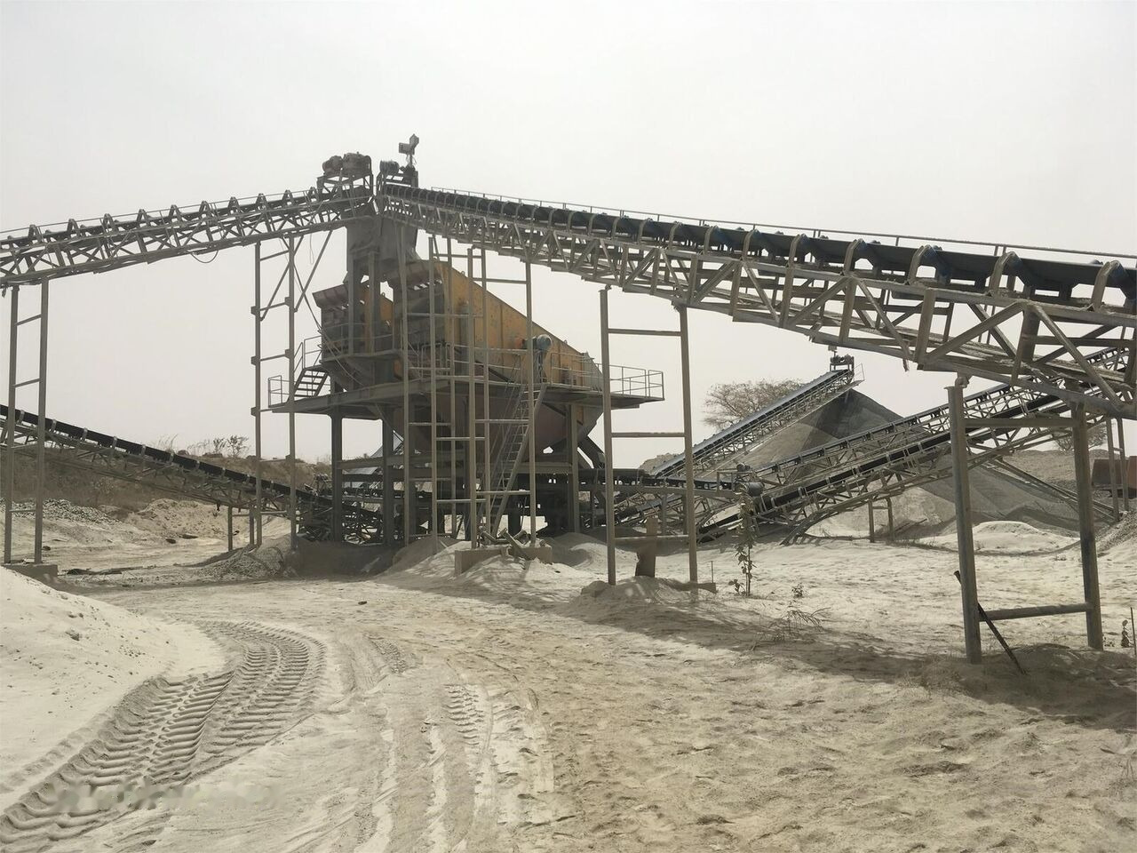 Kinglink Inclined Basalt Vibrating Screen 4YK2160 - Máy sàng: hình 1 Kinglink Inclined Basalt Vibrating Screen 4YK2160 - Máy sàng: hình 1