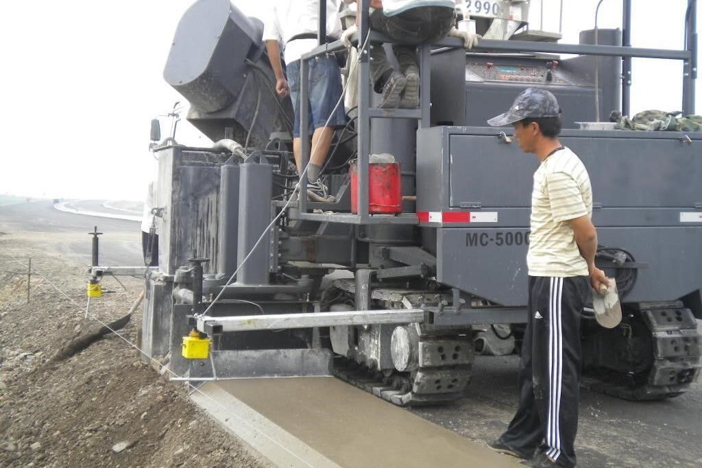 Kinglink MC5000 Concrete slipform paver for road ditch and gutter - Máy trải bê tông xi măng: hình 2 Kinglink MC5000 Concrete slipform paver for road ditch and gutter - Máy trải bê tông xi măng: hình 2