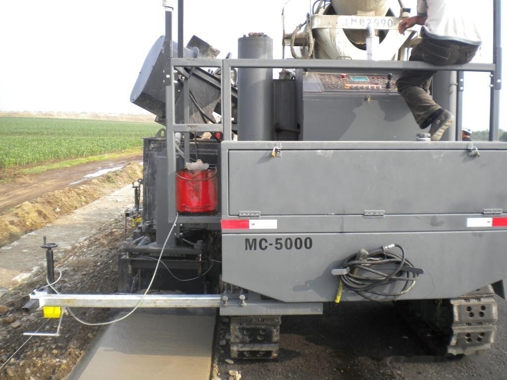 Kinglink MC5000 Concrete slipform paver for road ditch and gutter - Máy trải bê tông xi măng: hình 3 Kinglink MC5000 Concrete slipform paver for road ditch and gutter - Máy trải bê tông xi măng: hình 3