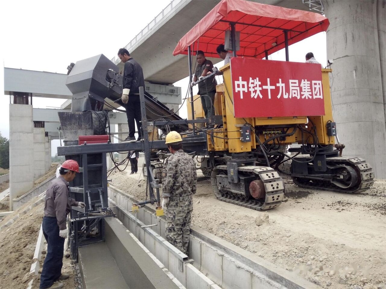 Kinglink MC6500 Concrete Slipform Paver - Máy trải bê tông xi măng: hình 1 Kinglink MC6500 Concrete Slipform Paver - Máy trải bê tông xi măng: hình 1