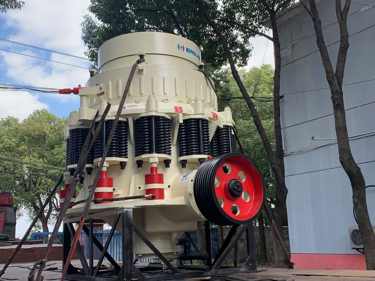 Kinglink NEW 4.25 Feet KLM1300 300TPH Iron Stone Cone Crusher - Máy nghiền hình nón: hình 2 Kinglink NEW 4.25 Feet KLM1300 300TPH Iron Stone Cone Crusher - Máy nghiền hình nón: hình 2