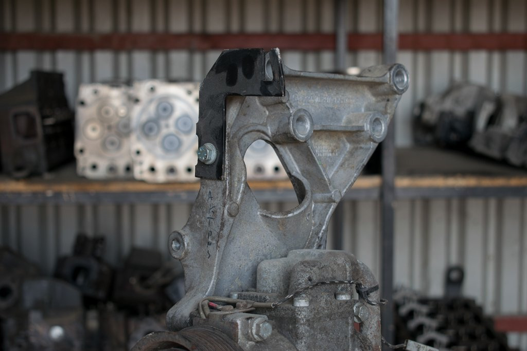 MERCEDES-BENZ ACTROS AIR-CONDITION COMPRESSOR BASE - Phụ tùng điều hòa cho Xe tải: hình 2 MERCEDES-BENZ ACTROS AIR-CONDITION COMPRESSOR BASE - Phụ tùng điều hòa cho Xe tải: hình 2