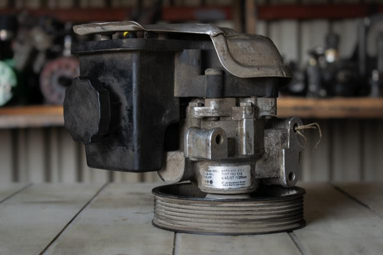 MERCEDES-BENZ SPRINTER (903) 313 CDI HYDRAULIC POWER STEERING PUMP - Bơm lái cho Xe tải: hình 2 MERCEDES-BENZ SPRINTER (903) 313 CDI HYDRAULIC POWER STEERING PUMP - Bơm lái cho Xe tải: hình 2