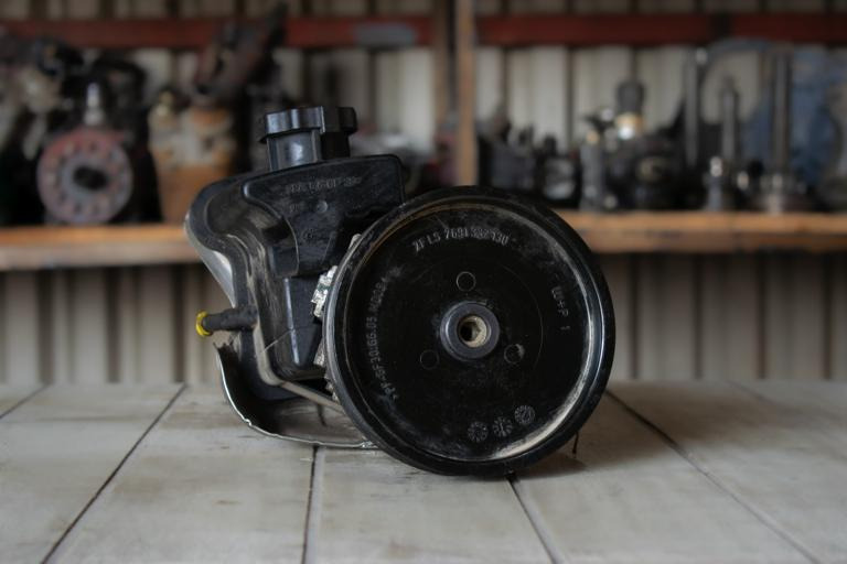 MERCEDES-BENZ SPRINTER (903) 313 CDI HYDRAULIC POWER STEERING PUMP - Bơm lái cho Xe tải: hình 1 MERCEDES-BENZ SPRINTER (903) 313 CDI HYDRAULIC POWER STEERING PUMP - Bơm lái cho Xe tải: hình 1